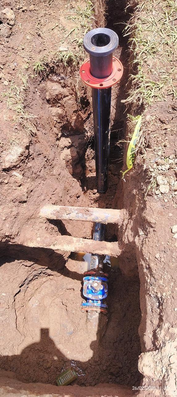 Conjunto de tubería y válvula instalado en la salida de un pozo