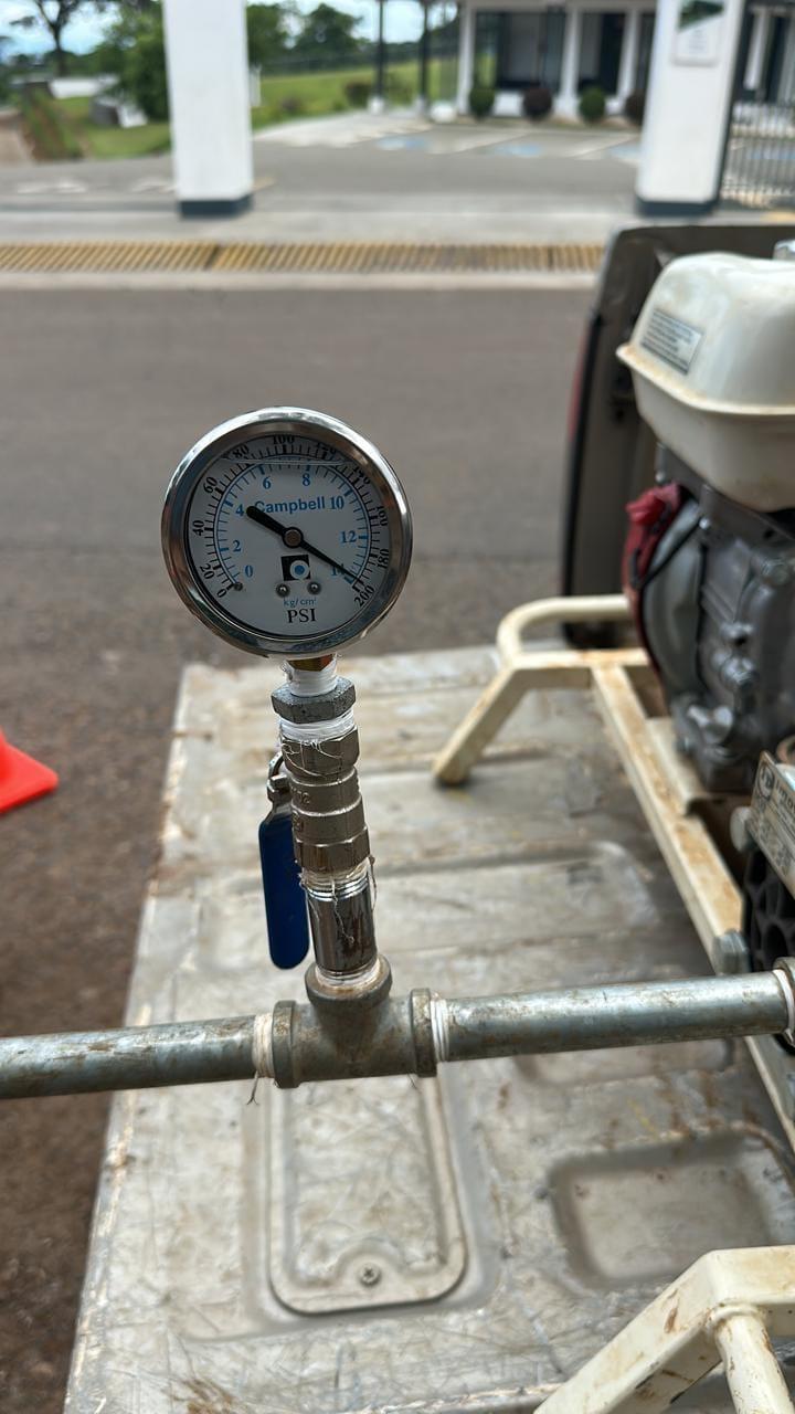 Manómetro midiendo la presión durante la prueba de una red de agua potable